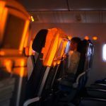 Interior de la cabina de un avión iluminada por la luz del atardecer