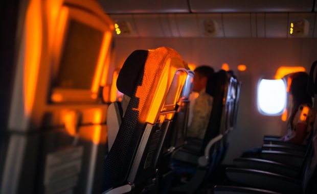 Interior de la cabina de un avión iluminada por la luz del atardecer