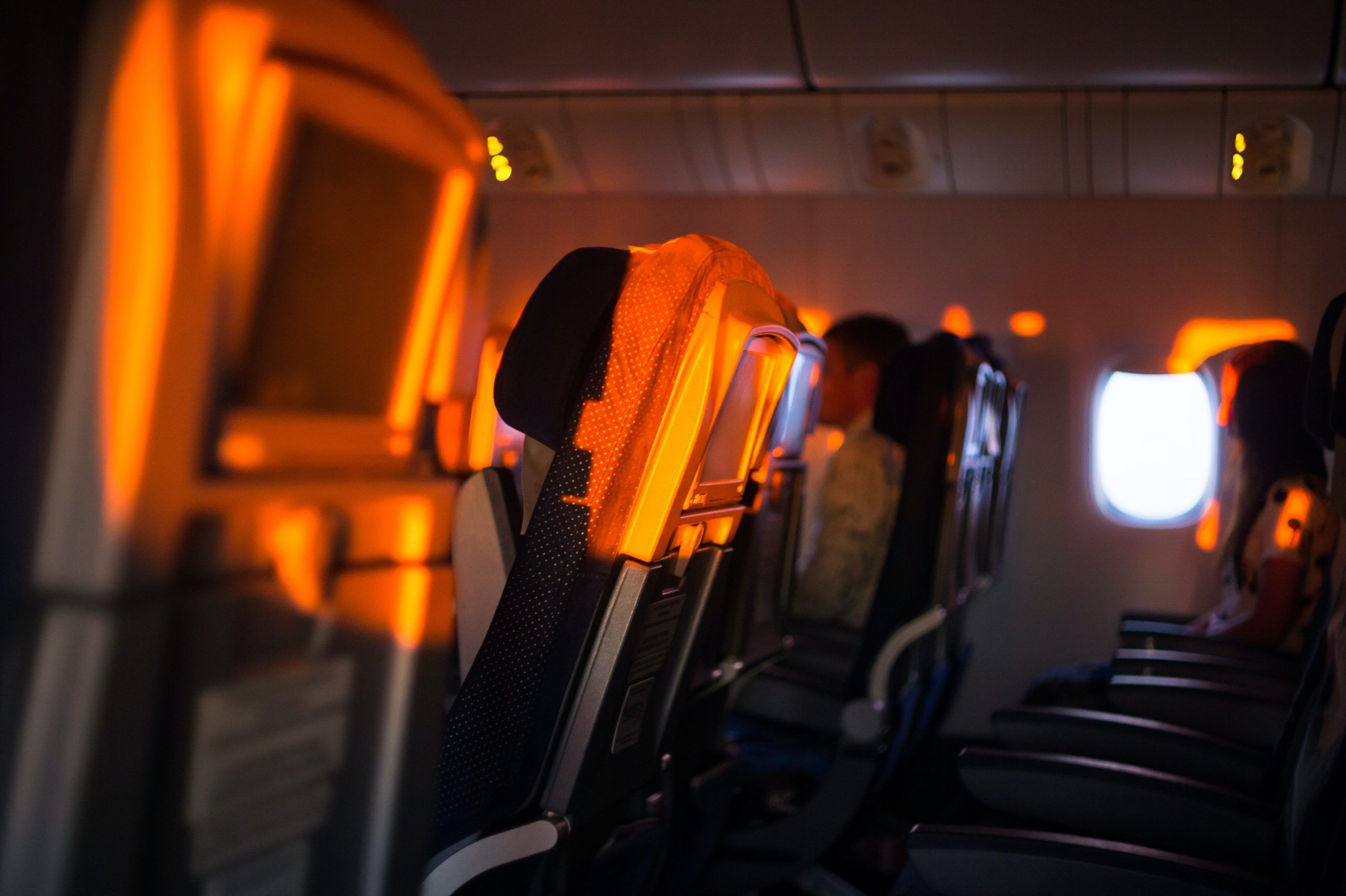 Interior de la cabina de un avión iluminada por la luz del atardecer