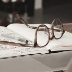 gafas sobre cuaderno abierto