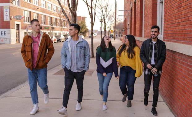 grupo de jóvenes caminando