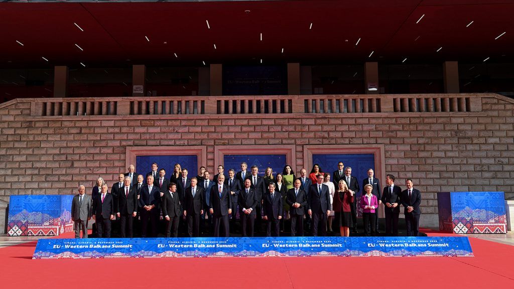 políticos posando para foto