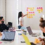 grupo de personas en una sala de reuniones hablando sobre algún tema