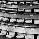 sillas del parlamento en blanco y negro