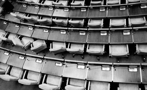 sillas del parlamento en blanco y negro