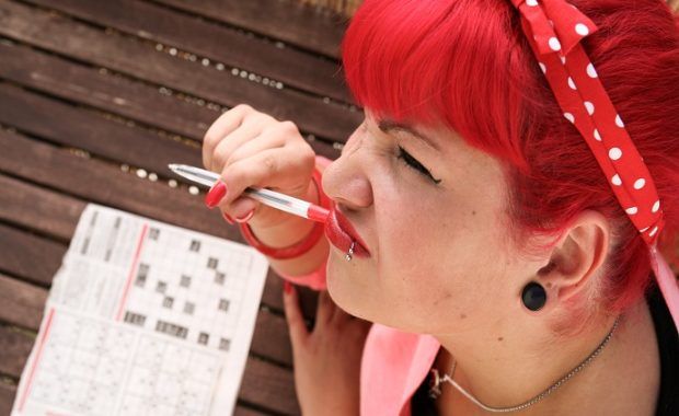 mujer con el pelo rojo pensativa