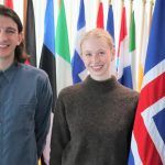 jóvenes entre banderas europeas