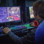joven jugando juegos de ordenador