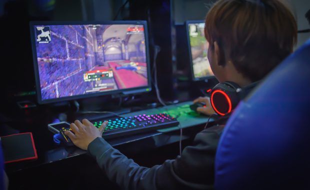 joven jugando juegos de ordenador