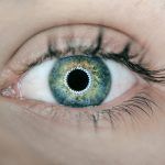 Plano detalle de un ojo humano de color verde