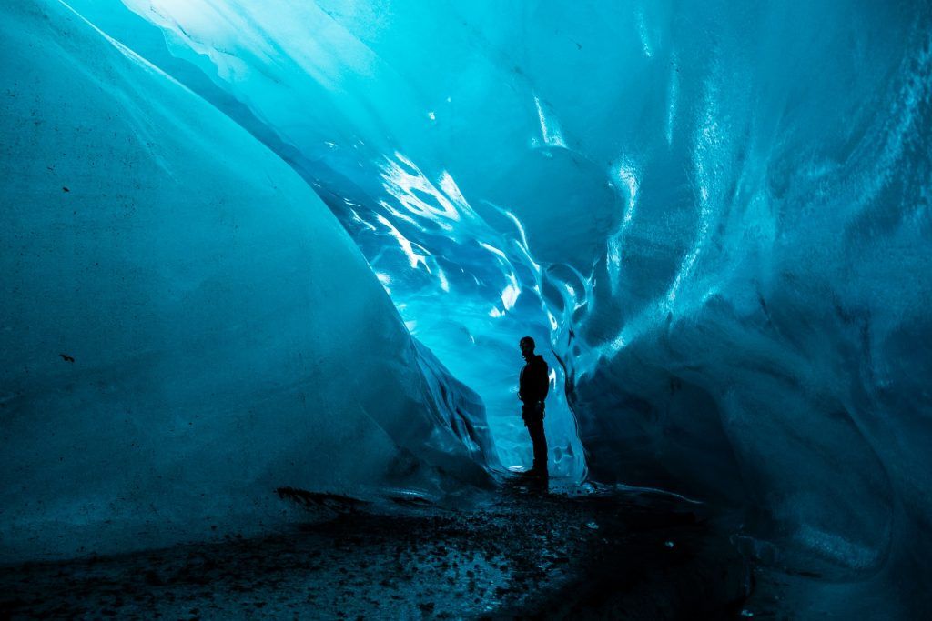 Hombre en un túnel de hielo