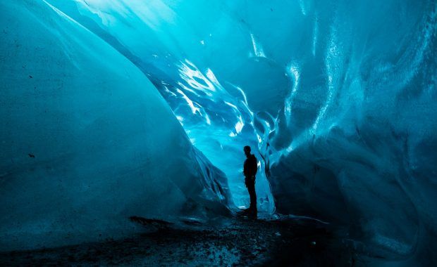 Hombre en un túnel de hielo