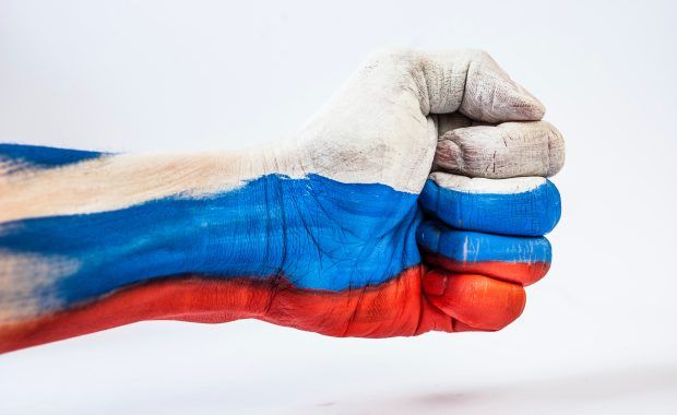 mano pintada bandera rusa