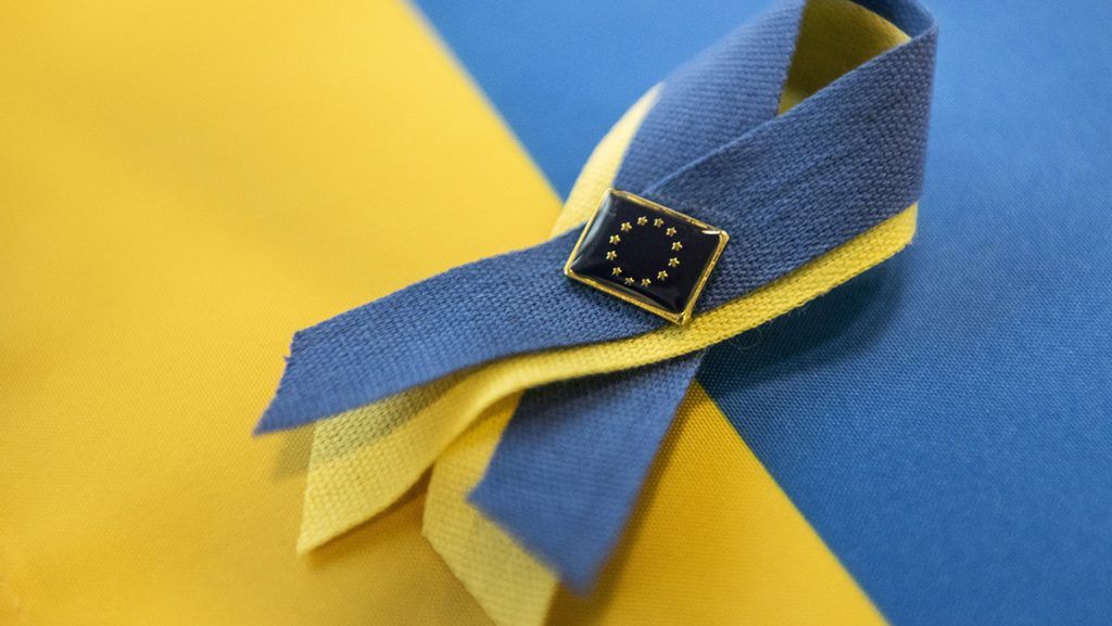 Pin que simboliza la solidaridad con Ucrania