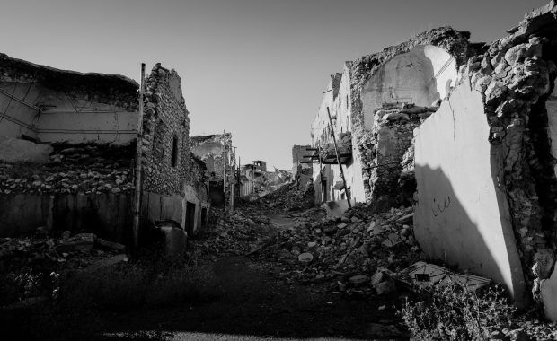 casa en ruinas, foto en blanco y negro