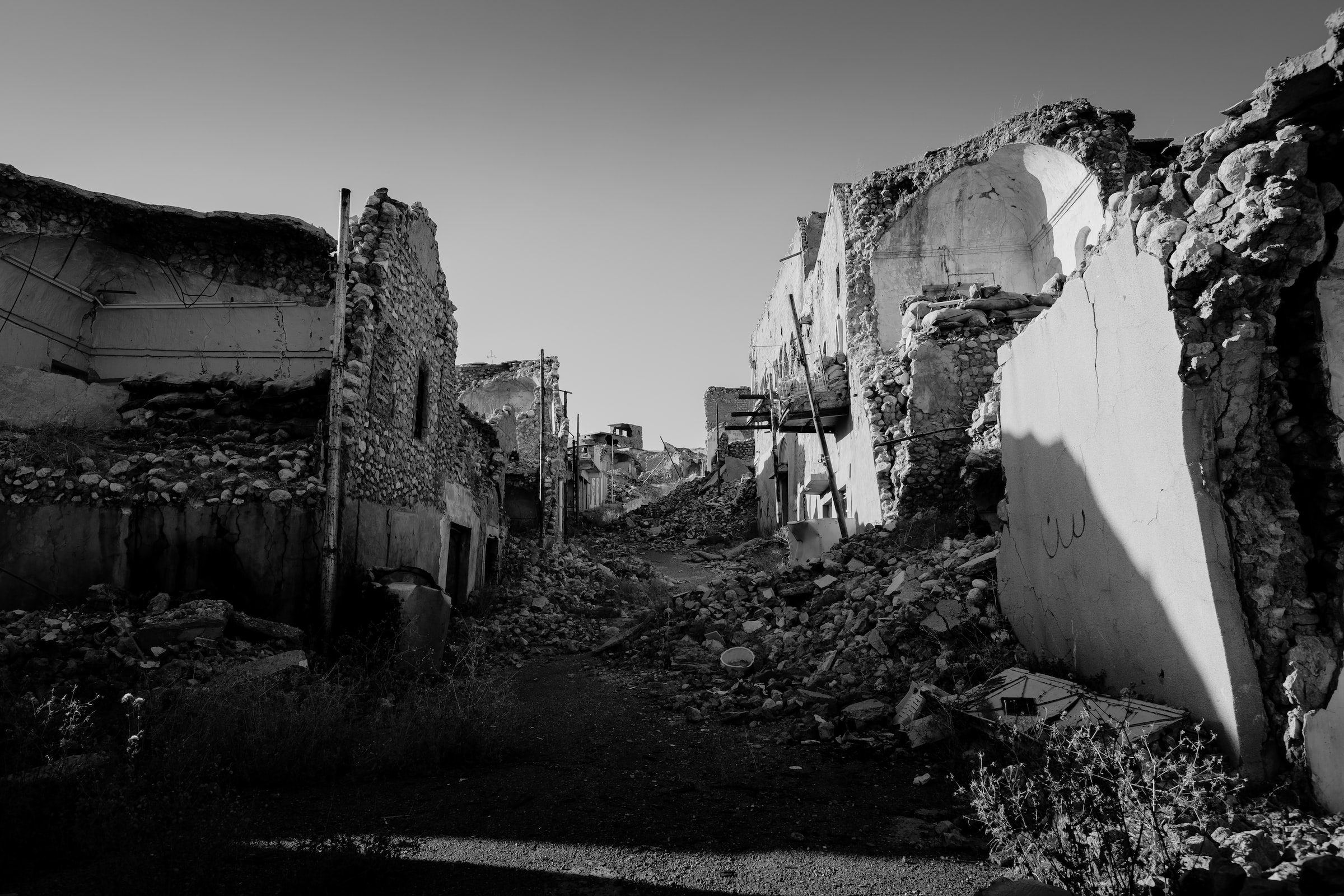 casa en ruinas, foto en blanco y negro