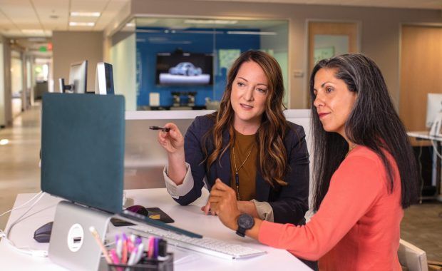 dos mujeres con un portátil trabajando