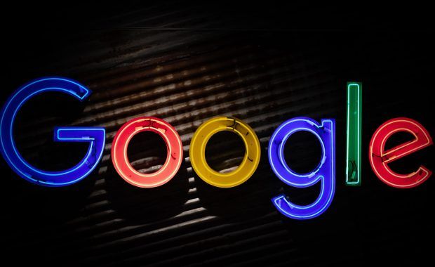 Letretro luminoso con el logo de Google
