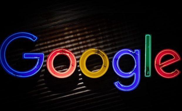 Letretro luminoso con el logo de Google