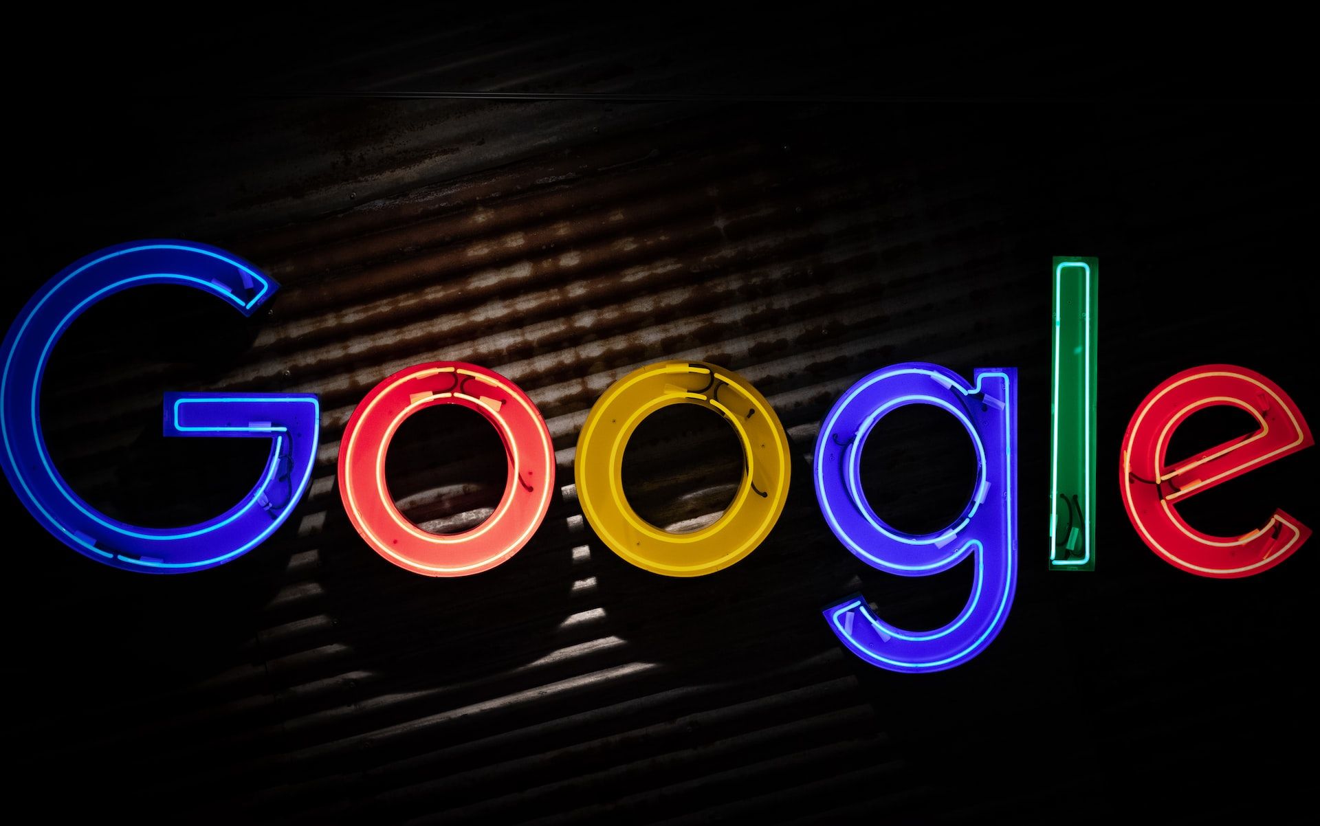 Letretro luminoso con el logo de Google