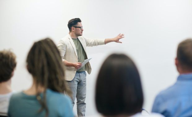 profesor enseñando a sus alumnos