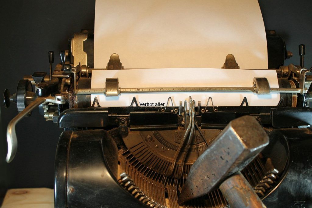 martillo golpeando máquina de escribir