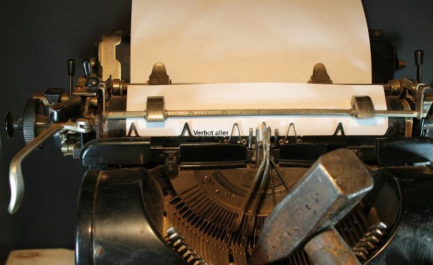 martillo golpeando máquina de escribir