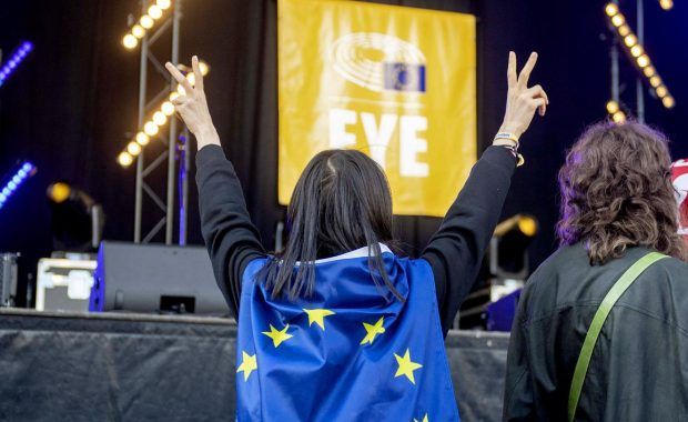 joven con la bandera de la UE