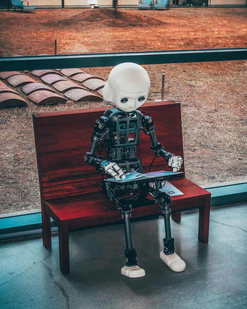 robot mirando un libro