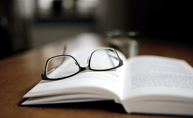 gafas de vista encima de libro abierto