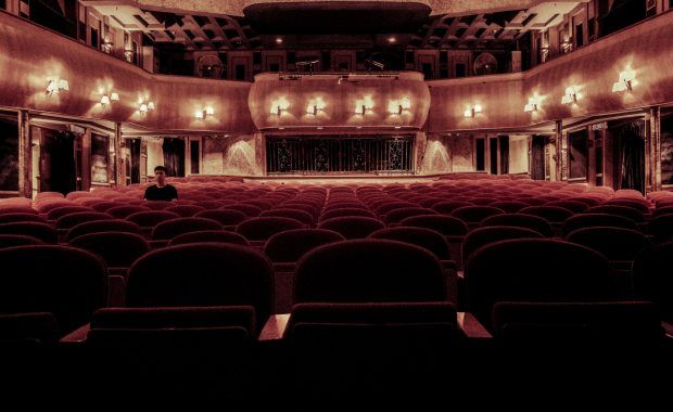 asientos del interior de un teatro