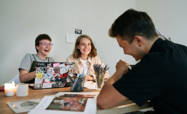 jóvenes trabajando