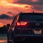 coche Hyundai negro con atardecer de fondo