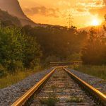 vías de tren con el atardecer