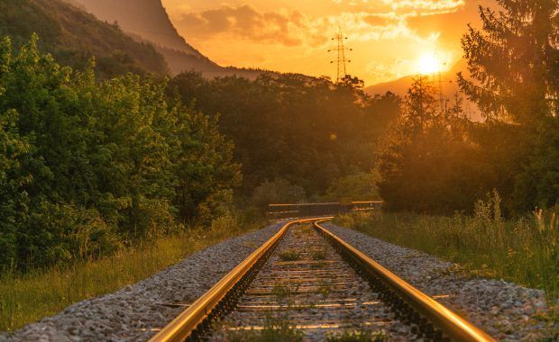 vías de tren con el atardecer