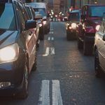 tráfico de coches en una carretera