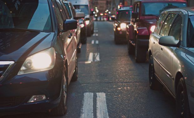 tráfico de coches en una carretera