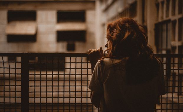 mujer en una vaya con aspecto pensativo