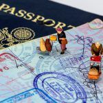 muñecos sobre pasaporte