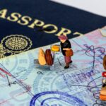 muñecos sobre pasaporte