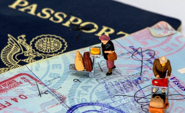 muñecos sobre pasaporte