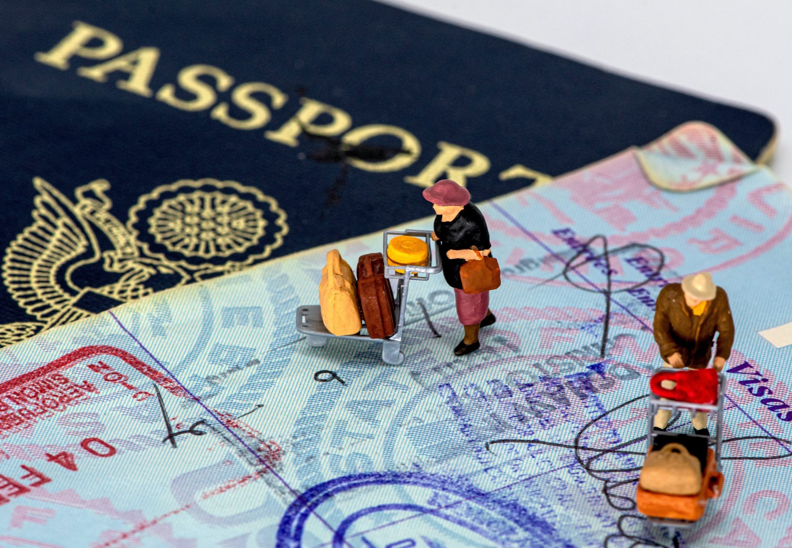 muñecos sobre pasaporte