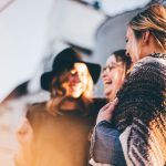 mujeres sonriendo juntas