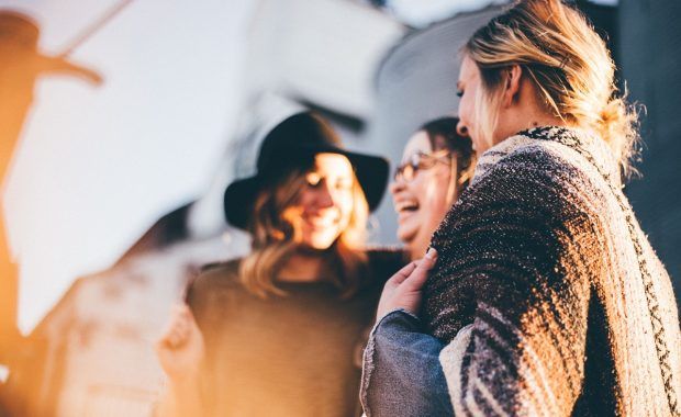 mujeres sonriendo juntas