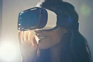 mujer con gafas de realidad virtual