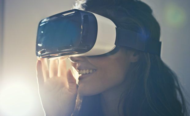 mujer con cascos de realidad virtual