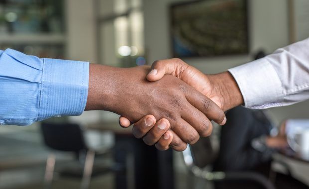 dos personas dándose la mano en símbolo de hacer un acuerdo