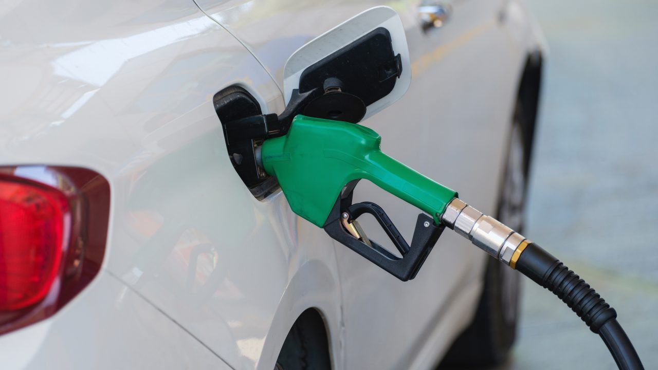 manguera echando gasolina