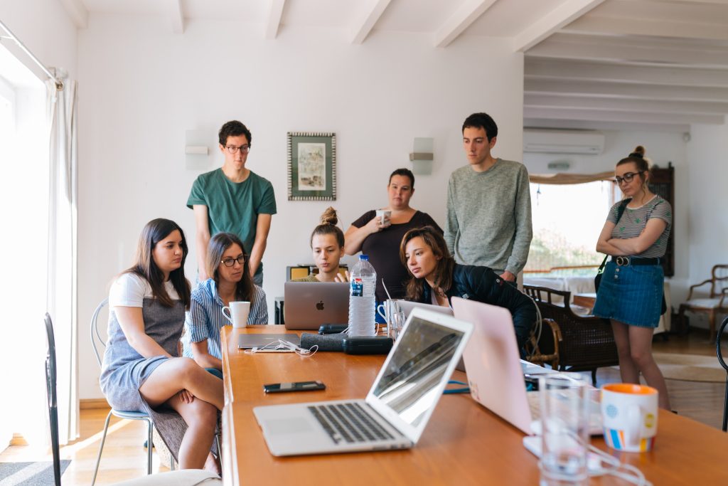 jóvenes trabajando