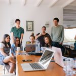 jóvenes trabajando